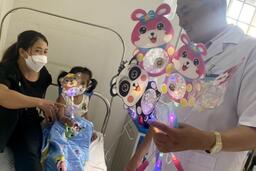 Bệnh viện đa khoa Hòa Bình tặng quà Trung thu cho bệnh nhi