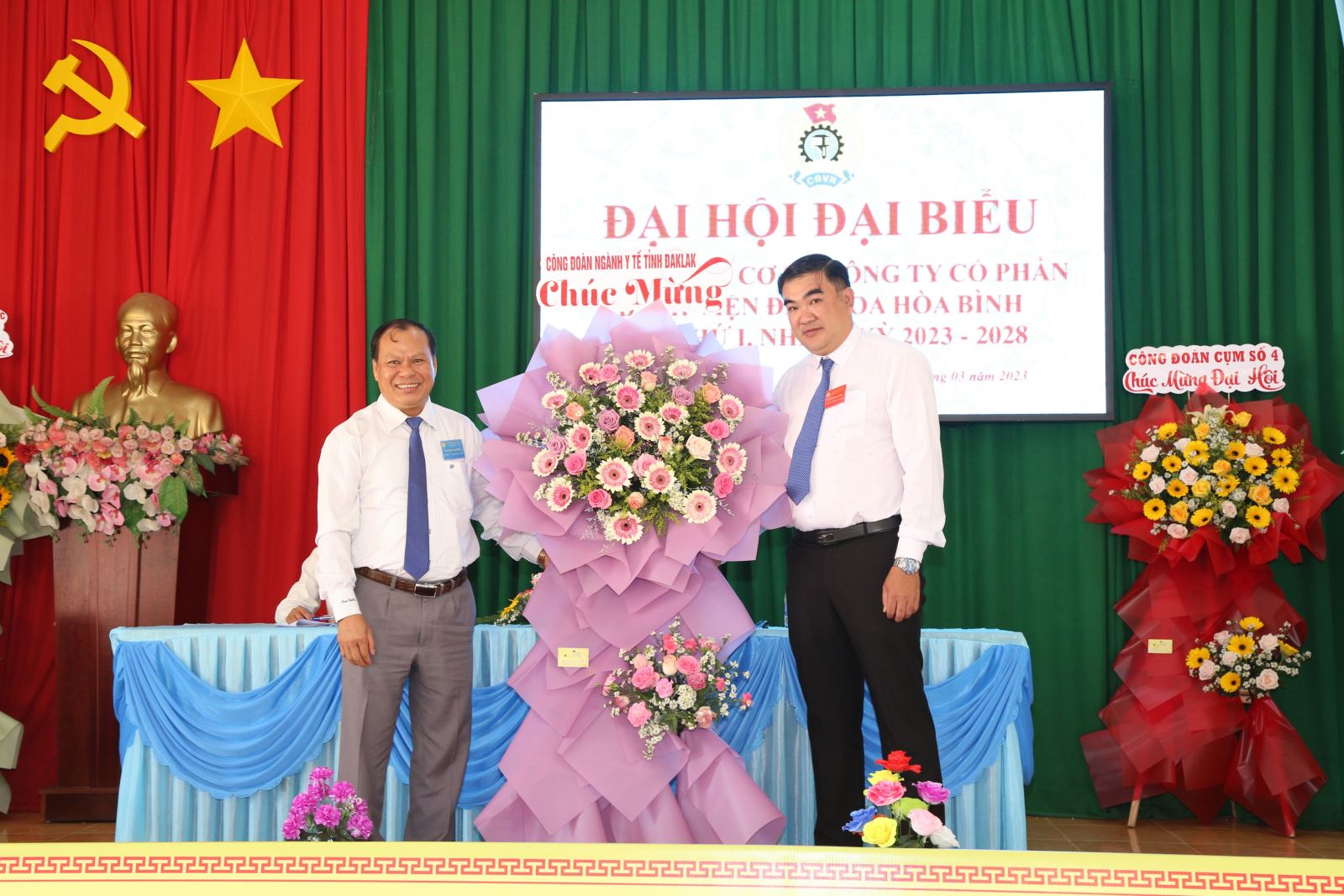 Ông Nguyễn Thành Thép - Chủ tịch Công Đoàn ngành Y tế tặng hoa chúc mừng Đại hội